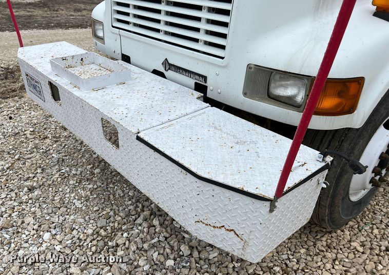 image for item MM9039 2001 International 4700  bucket truck