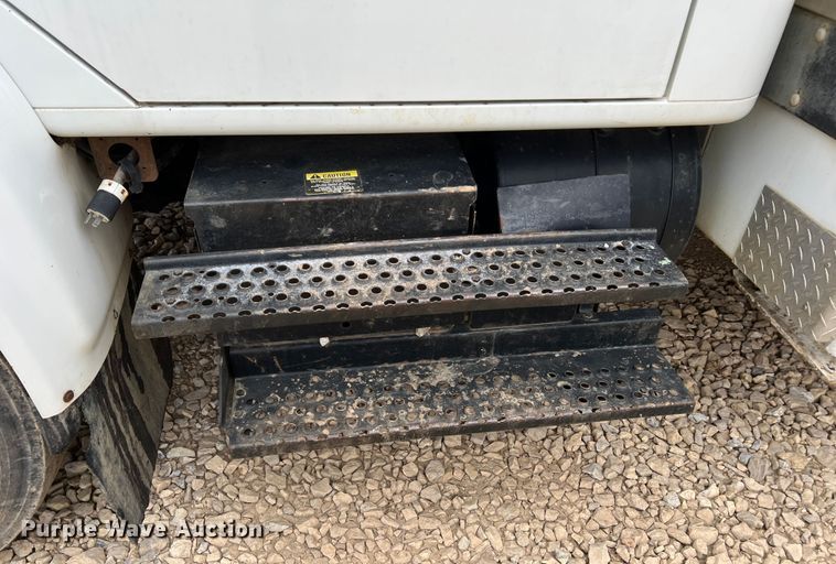 image for item MM9039 2001 International 4700  bucket truck