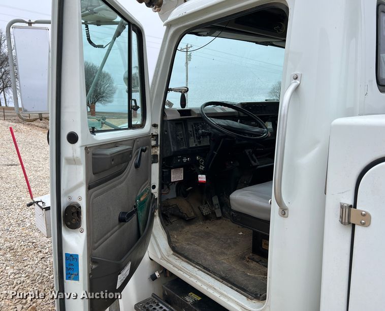 image for item MM9039 2001 International 4700  bucket truck