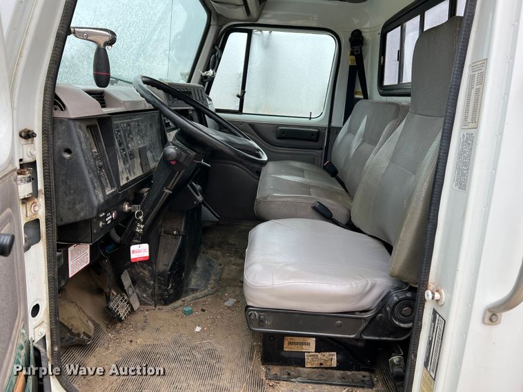 image for item MM9039 2001 International 4700  bucket truck