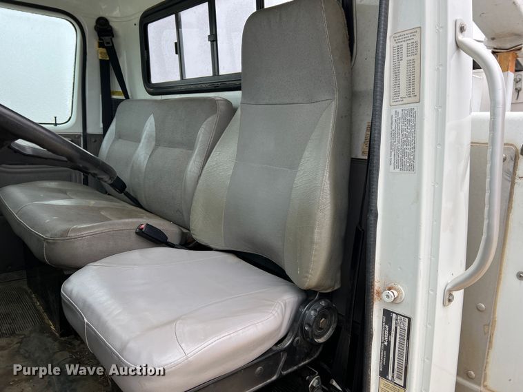 image for item MM9039 2001 International 4700  bucket truck