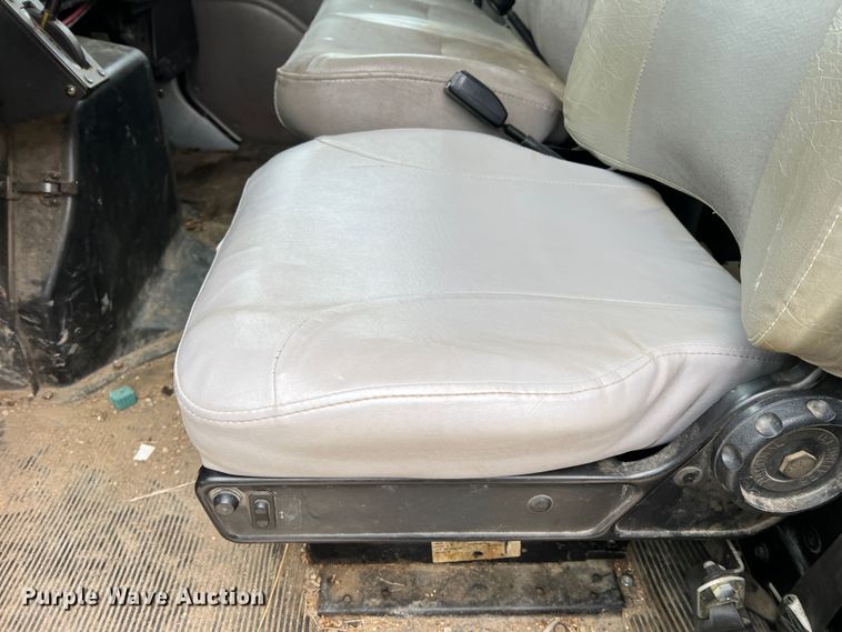 image for item MM9039 2001 International 4700  bucket truck