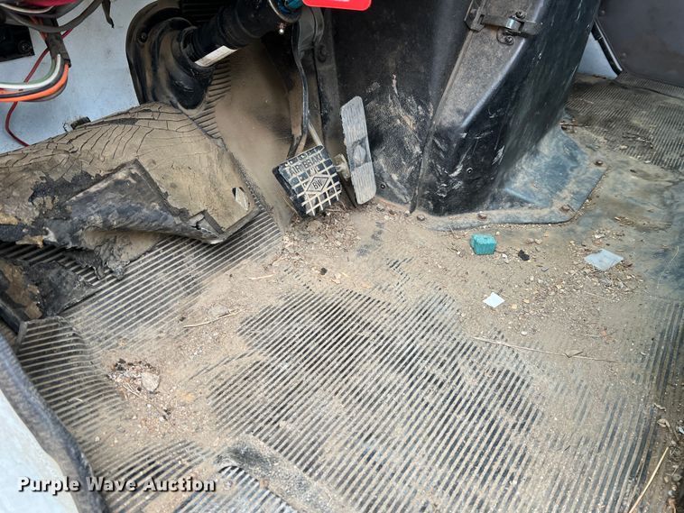 image for item MM9039 2001 International 4700  bucket truck