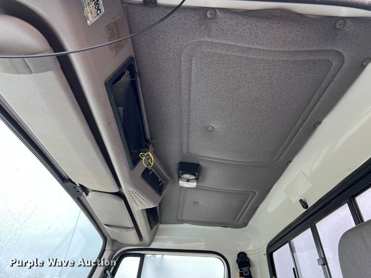 image for item MM9039 2001 International 4700  bucket truck