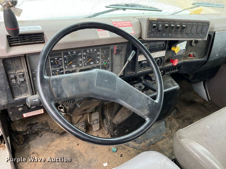 image for item MM9039 2001 International 4700  bucket truck