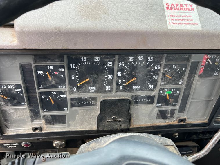 image for item MM9039 2001 International 4700  bucket truck