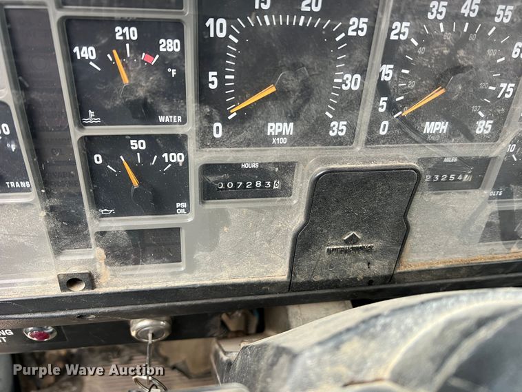 image for item MM9039 2001 International 4700  bucket truck