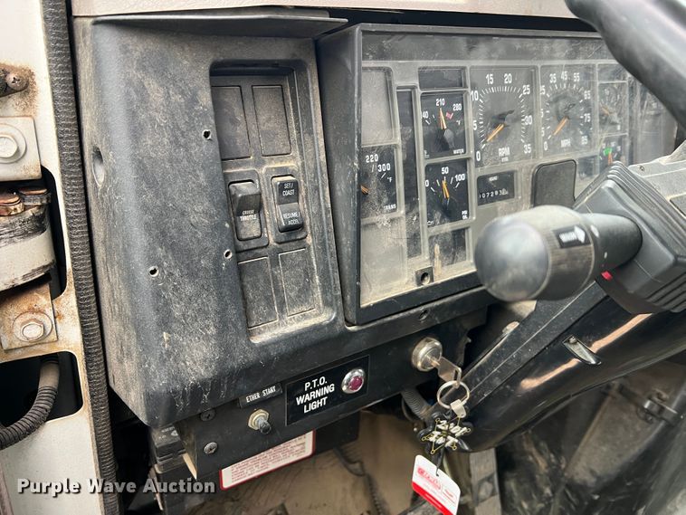 image for item MM9039 2001 International 4700  bucket truck