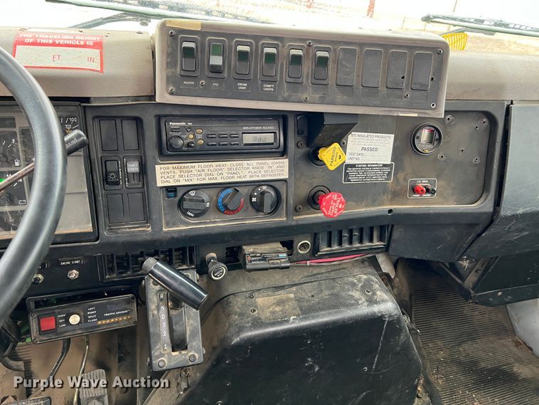 image for item MM9039 2001 International 4700  bucket truck