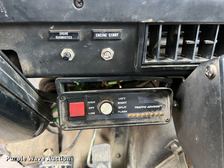 image for item MM9039 2001 International 4700  bucket truck