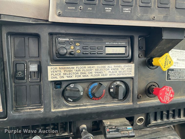 image for item MM9039 2001 International 4700  bucket truck