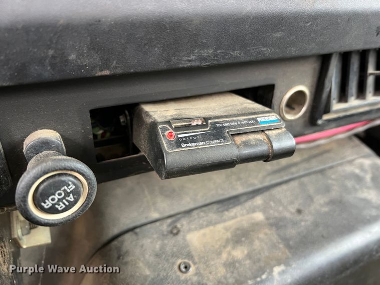 image for item MM9039 2001 International 4700  bucket truck