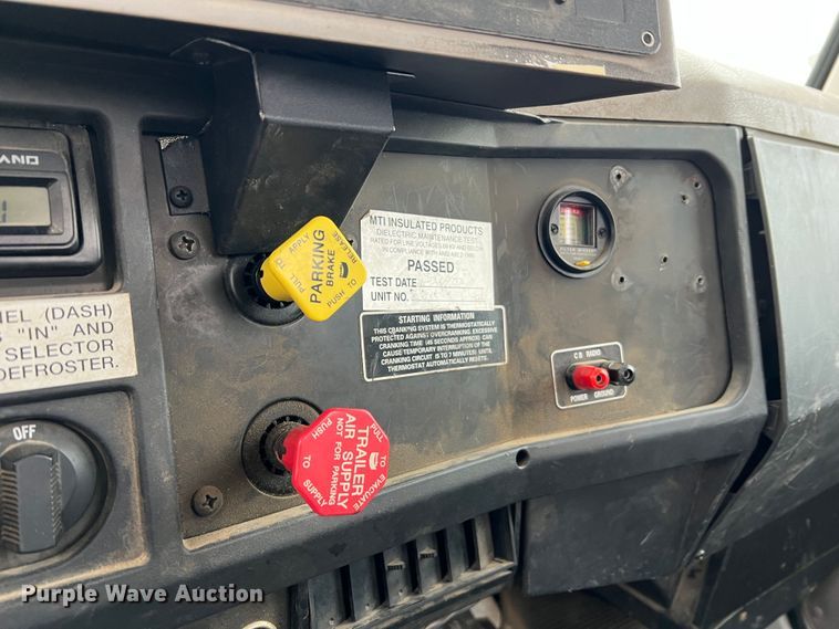 image for item MM9039 2001 International 4700  bucket truck