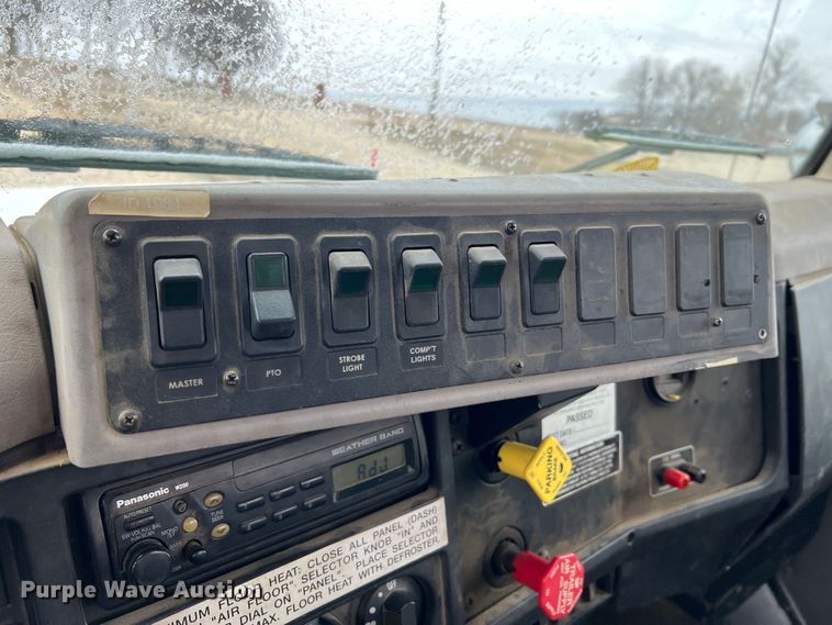 image for item MM9039 2001 International 4700  bucket truck