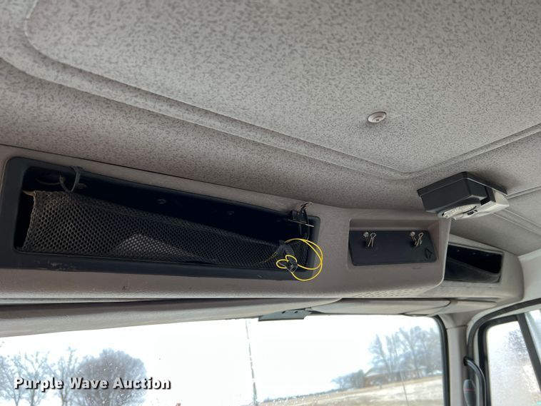 image for item MM9039 2001 International 4700  bucket truck