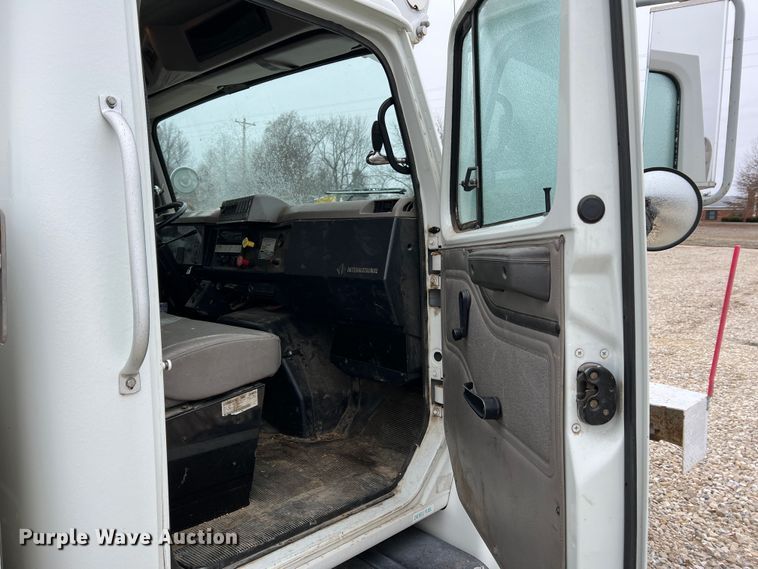 image for item MM9039 2001 International 4700  bucket truck