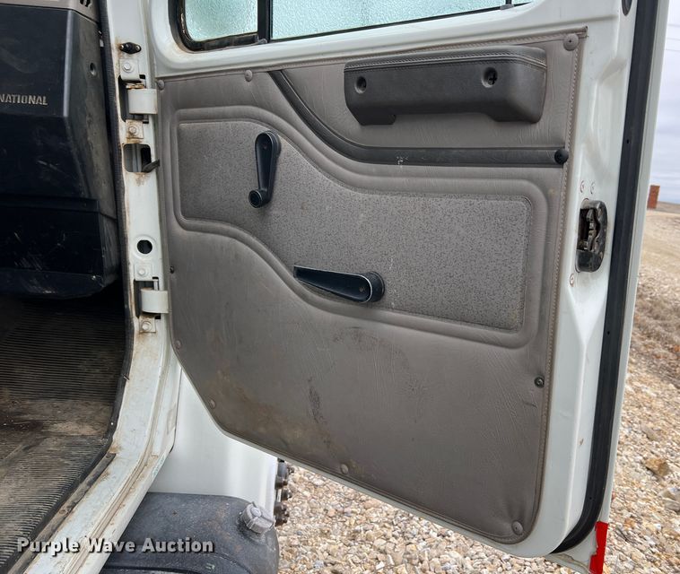 image for item MM9039 2001 International 4700  bucket truck