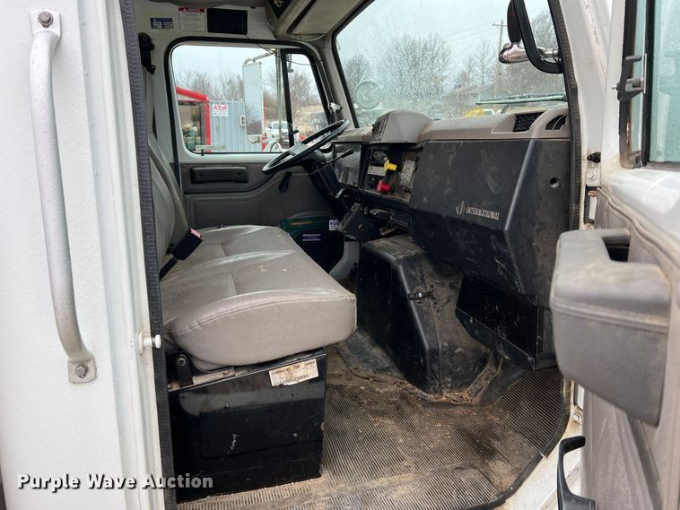 image for item MM9039 2001 International 4700  bucket truck