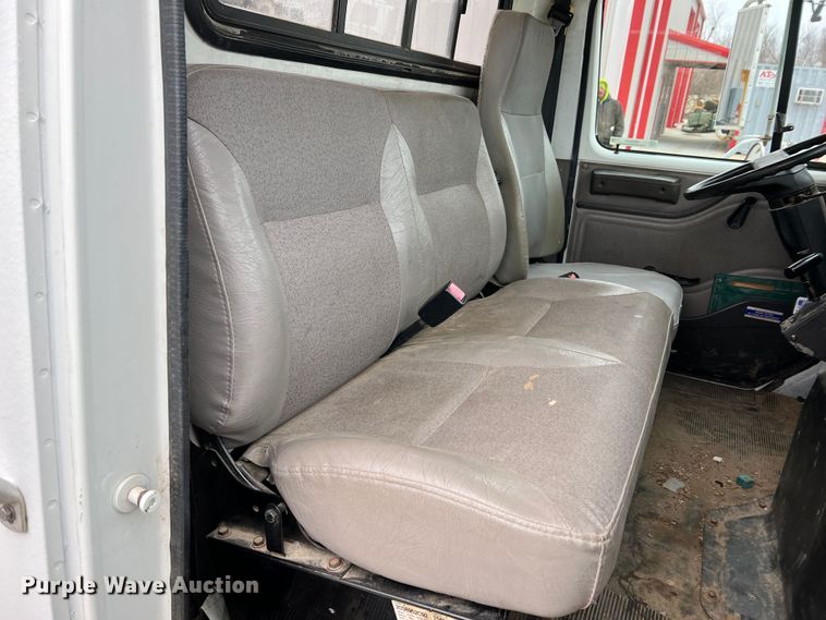 image for item MM9039 2001 International 4700  bucket truck