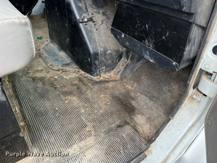 image for item MM9039 2001 International 4700  bucket truck