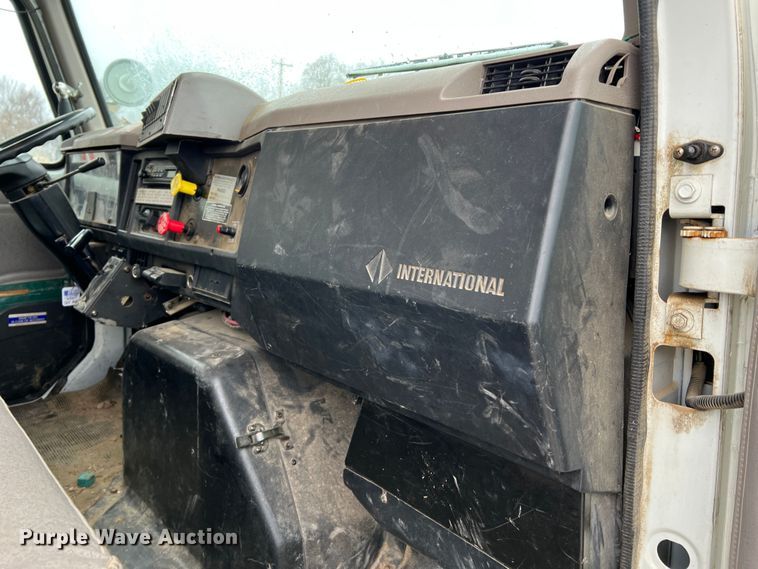 image for item MM9039 2001 International 4700  bucket truck