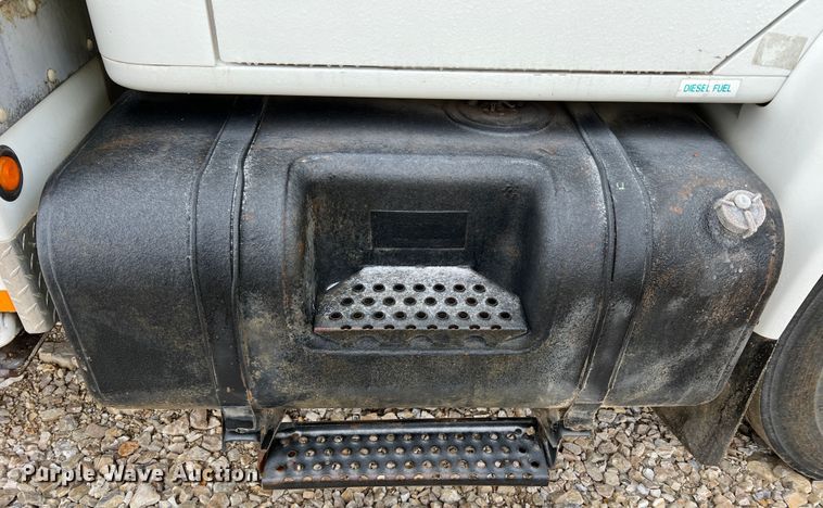 image for item MM9039 2001 International 4700  bucket truck