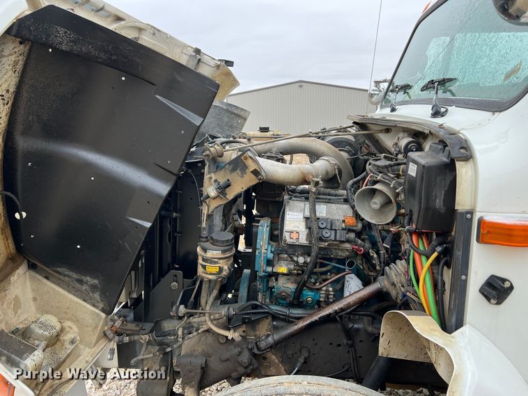 image for item MM9039 2001 International 4700  bucket truck