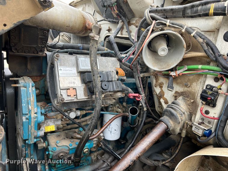 image for item MM9039 2001 International 4700  bucket truck