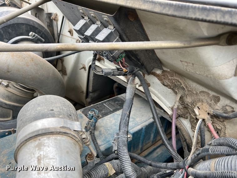 image for item MM9039 2001 International 4700  bucket truck