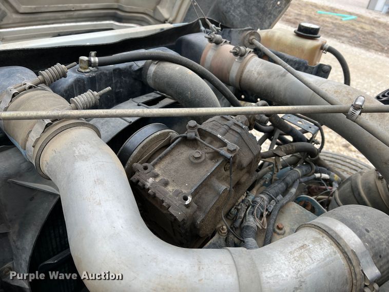 image for item MM9039 2001 International 4700  bucket truck