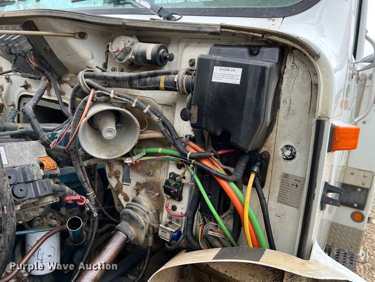 image for item MM9039 2001 International 4700  bucket truck