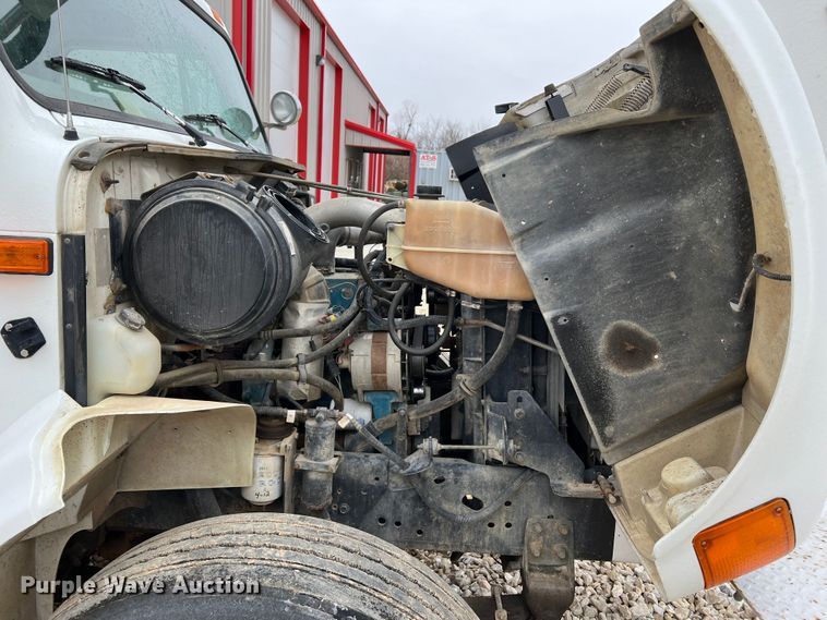 image for item MM9039 2001 International 4700  bucket truck