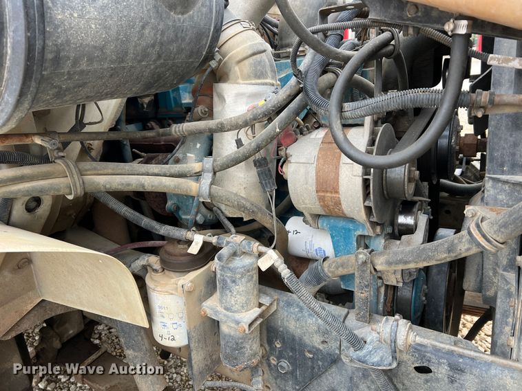 image for item MM9039 2001 International 4700  bucket truck