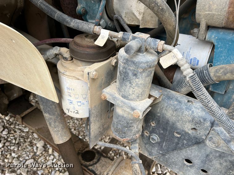 image for item MM9039 2001 International 4700  bucket truck