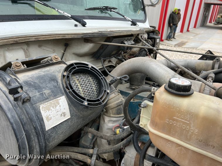 image for item MM9039 2001 International 4700  bucket truck