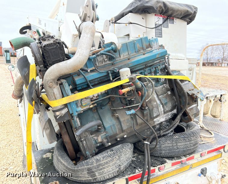 image for item MM9039 2001 International 4700  bucket truck