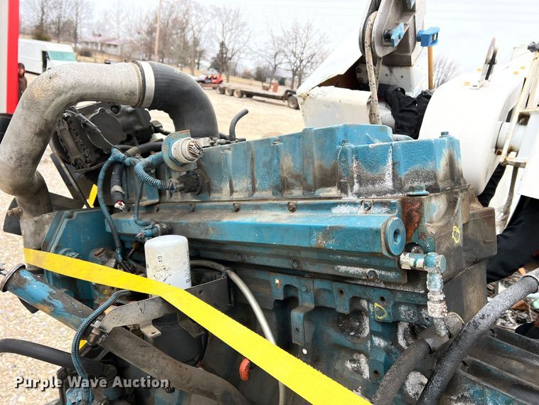 image for item MM9039 2001 International 4700  bucket truck