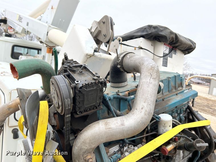 image for item MM9039 2001 International 4700  bucket truck