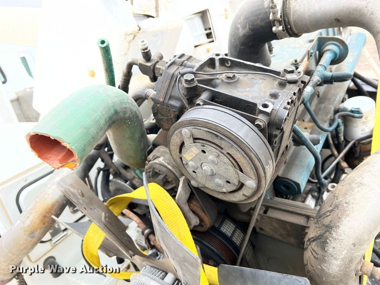 image for item MM9039 2001 International 4700  bucket truck