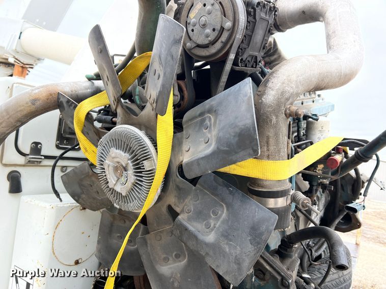 image for item MM9039 2001 International 4700  bucket truck