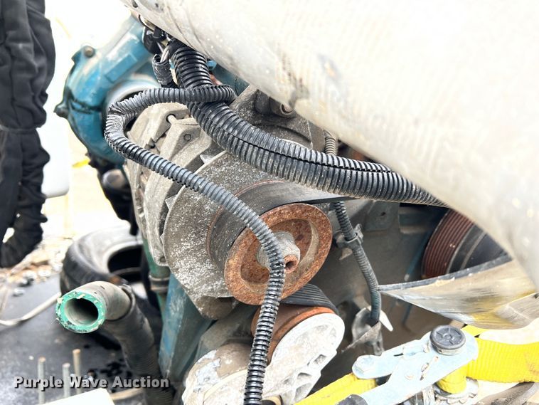 image for item MM9039 2001 International 4700  bucket truck