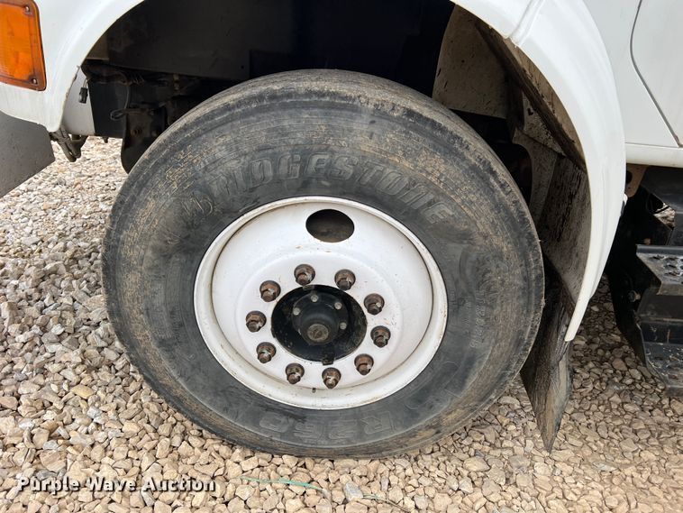 image for item MM9039 2001 International 4700  bucket truck