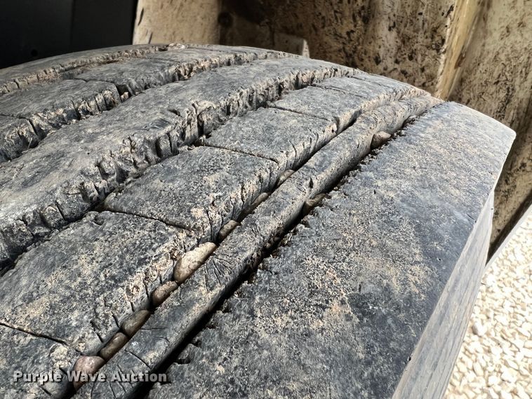 image for item MM9039 2001 International 4700  bucket truck