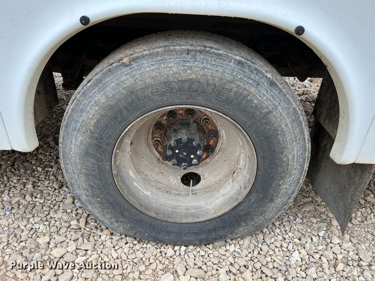 image for item MM9039 2001 International 4700  bucket truck