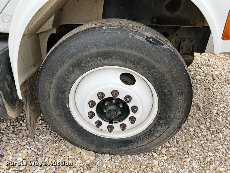 image for item MM9039 2001 International 4700  bucket truck