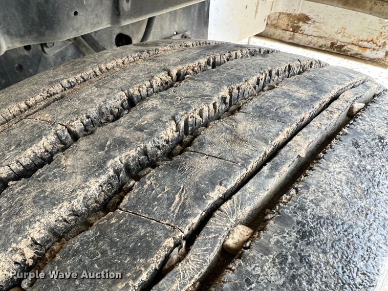 image for item MM9039 2001 International 4700  bucket truck