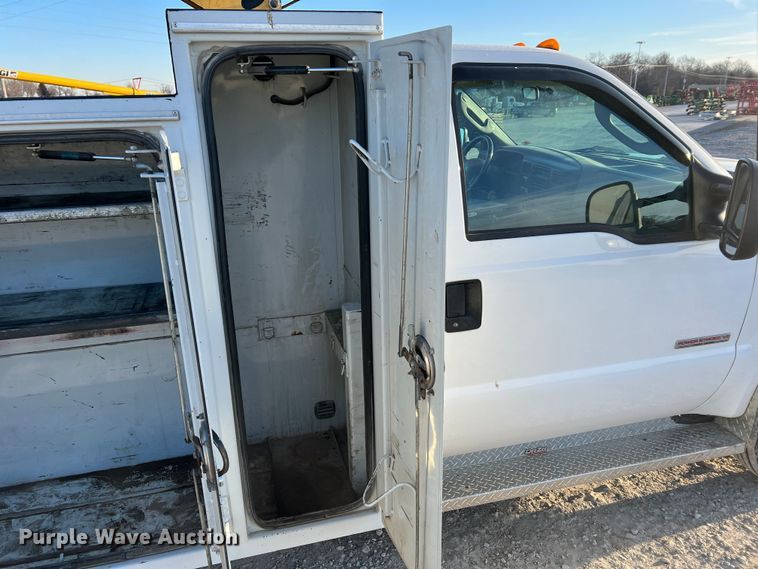 image for item MM9045 2003 Ford F550 Super Duty XL  utility / service truck