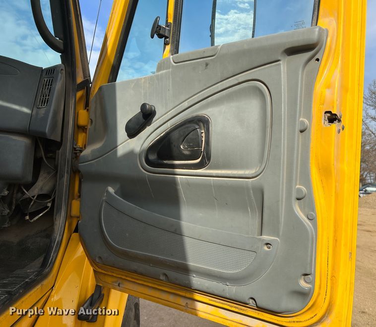 image for item MM9060 2006 International 8600  dump truck