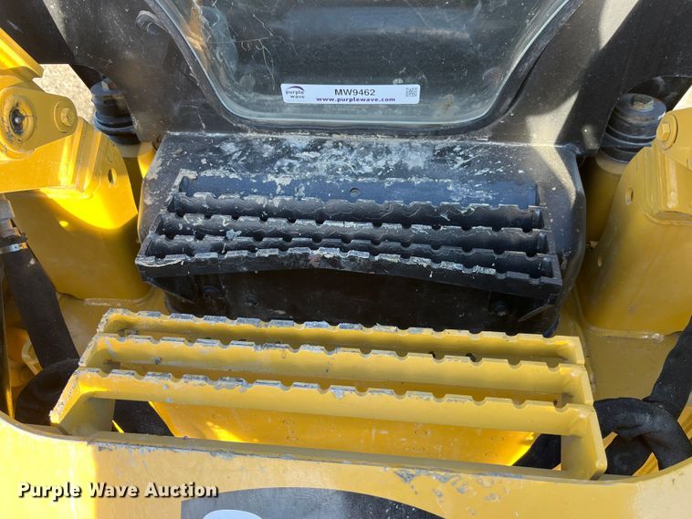 image for item MW9462 2015 Caterpillar 262D  skid steer loader