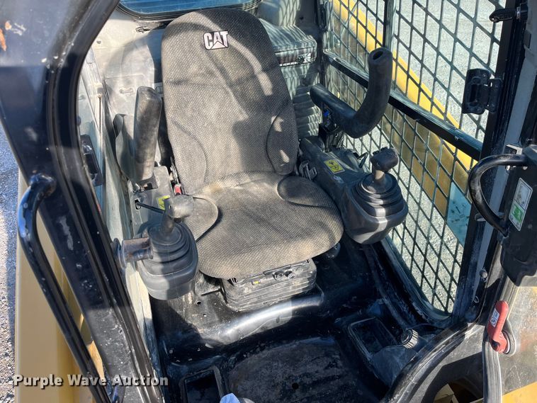 image for item MW9462 2015 Caterpillar 262D  skid steer loader